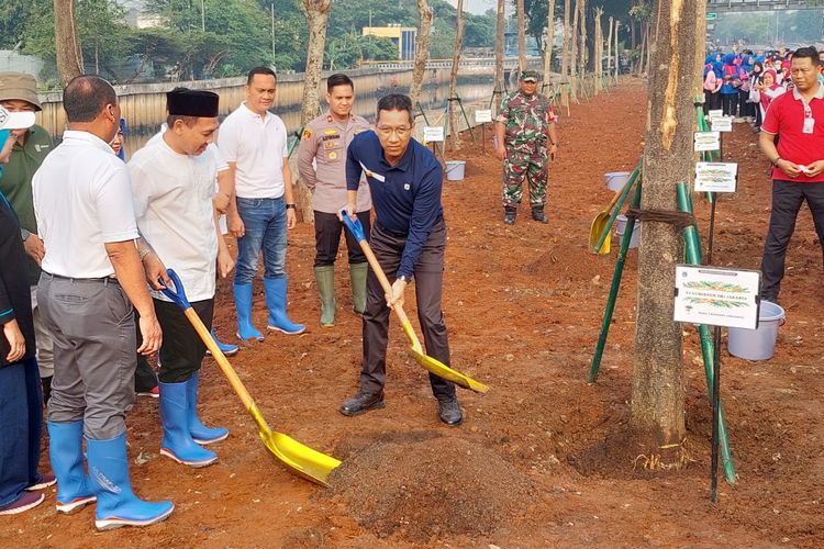 Penjabat (Pj) Gubernur DKI Jakarta Heru Budi Hartono secara simbolis menanam pohon di Jalan Daan Mogot, Jakarta Barat, pada Minggu (27/8/2023) pagi.