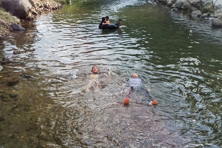 Pengunjung mandi di obyek wisata Sungai Saweuk, Kecamatan Kuta Makmur, Kabupaten Aceh Utara