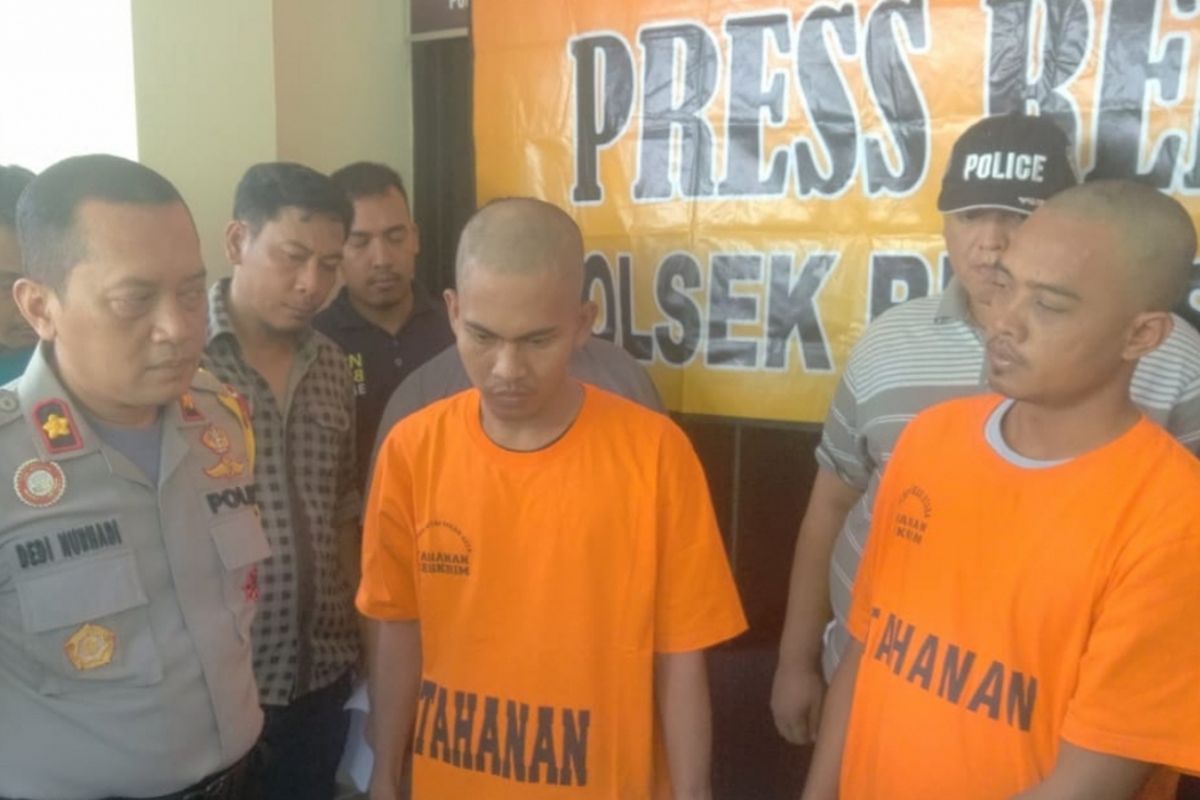 Kapolsek Bekasi Utara, Kompol Dedi Nurhadi bersama dua penjual Senjata Api ilegal berinisial MAR dan D di Mapolsek Bekasi Utara, Kota Bekasi, Selasa (12/2/2019).