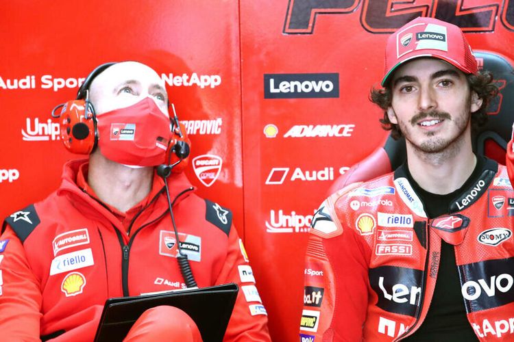 Pebalap Ducati Lenovo Francesco Bagnaia (kanan) bersama kepala kru Cristian Gabbarini (kiri).
