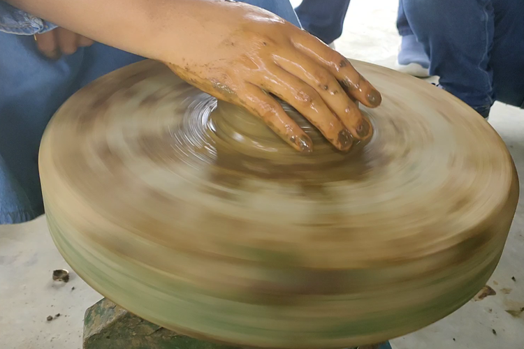 Pemutar miring yang digunakan untuk membuat gerabah seperti piring, mangkuk, asbak, cobek, dan lain sebagainya.