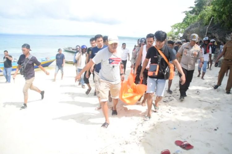 Dua orang remaja wanita, Wa Inni (13) dan Devi (15), Kelurahan Lipu, Kecamatan Betoambari, Kota Baubau, Sulawesi Tenggara,  ditemukan tewas terbunuh di dua lokasi yang berbeda, Senin (24/2/2020) pagi.