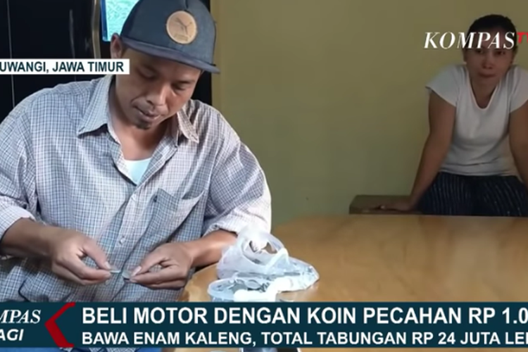 Dasar Wahyudi, pria asal Banyuwangi mengumpulkan uang koin senilai Rp 24 juta untuk membli motor NMAX