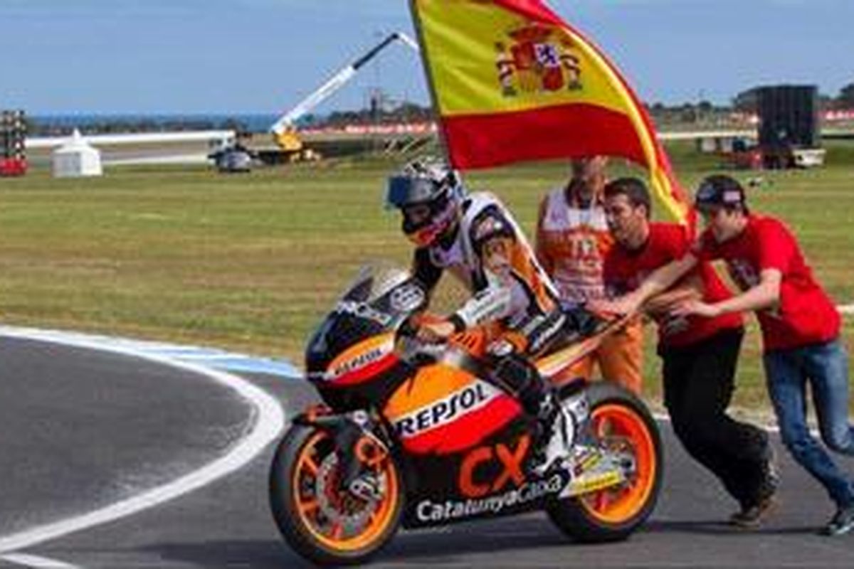 Pebalap Spanyol, Marc Marquez, melakukan selebrasi usai memastikan diri menjadi juara dunia Moto2 dengan finis di posisi ketiga GP Australia, Minggu (28/10/2012).