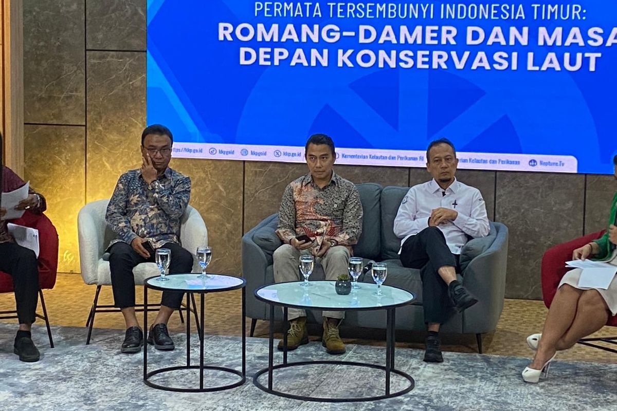Senior Project Manager Yayasan WWF Indonesia, Hafizh Adyas (tengah), dalam konferensi pers, Kamis (5/2/2026). 