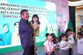Sambil Gendong Balita, Herman Deru Tekankan Pentingnya Kecukupan Gizi untuk Cegah Stunting