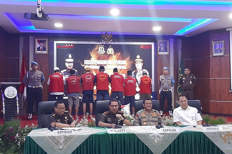 Pelimpahan Tahap 2 tersangka dan barangbukti kasus pengoplosan beras bulog. 7 Tersangka Pengoplos Beras Bulog 350 Ton Segera Disidangkan