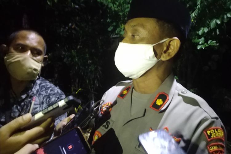 Kapolsek Kaliwates Kompol Edy Widarto saat memberikan keterangan warga yang melakukan isolasi mandiri