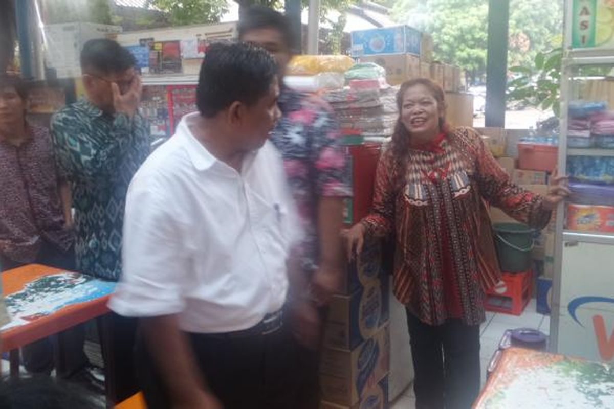 Plt Gubernur DKI Jakarta Sumarsono mendatangi pedagang di lokasi binaan UMKM di Kuningan, Jumat (27/1/2017)