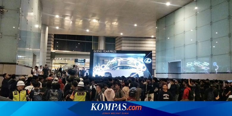 Antrean Sepatu  Compass  untuk Darahku Biru  Penuhi Grand 