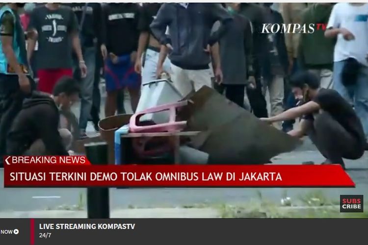 Beberapa orang membakar berbagai barang di Kwitang, Jakarta, Selasa (13/10/2020) petang.