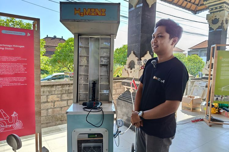 I Komang Alit Krisna Putra saat mempresentasikan H2MINI ? Stasiun Pengisian Daya DC Bertenaga Hidrogen di pameran Desa Utak Atik di Desa Serangan, Bali, Sabtu (6/12/2025). Desa Utak Atik digagas oleh CAST Foundation, Fab Lab Bali, dan Meaningful Design Group.