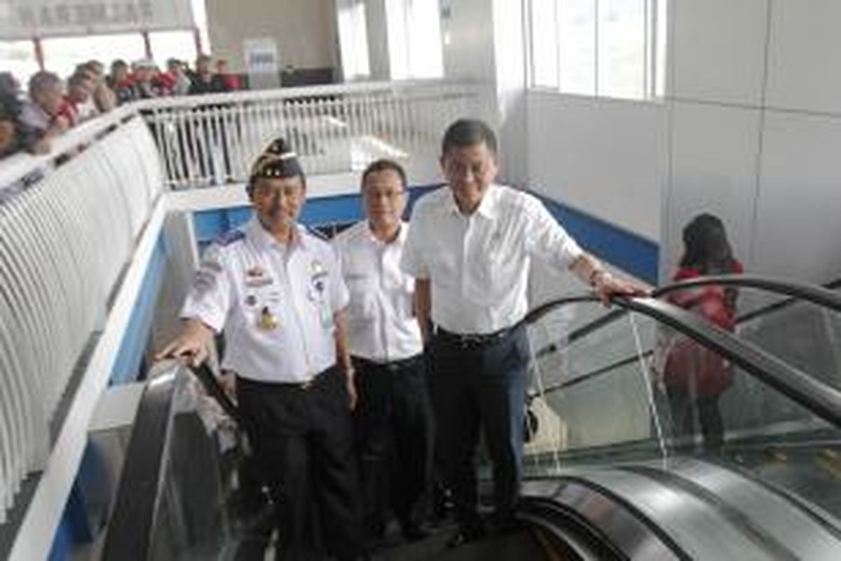 Menteri Perhubungan Ignasius Jonan meninjau Stasiun Palmerah, Jakarta Pusat, usai peresmian, Senin (6/7/2015). Stasiun ini baru saja rampung direvitalisasi yang menghabiskan sekitar Rp 36 miliar dana APBN.