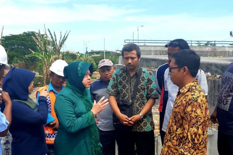 Wali Kota Surabaya Tri Rismaharini saat meninjau lokasi proyek jalan MERR bersama Unit Koordinasi Supervisi dan Pencegahan (Kopsurgah) Jawa Timur dan Jawa Tengah Komisi Pemberantasan Korupsi (KPK), M. Najib Wahito, Rabu (14/11/2018).