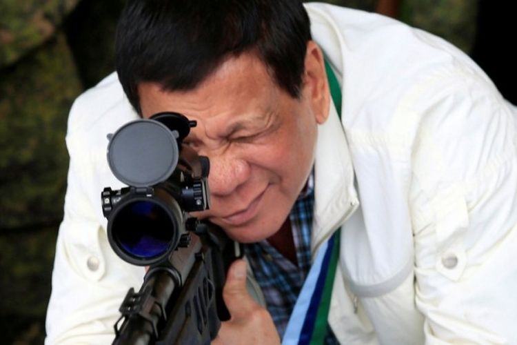 Presiden Filipina Rodrigo Duterte mencoba senapan serbu bantuan dari pemerintah China.