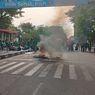 Massa Aksi Tolak UU Cipta Kerja Blokade Jalan AP Pettarani Makassar, Pengendara Terjebak Macet dan Buka Puasa di Jalan
