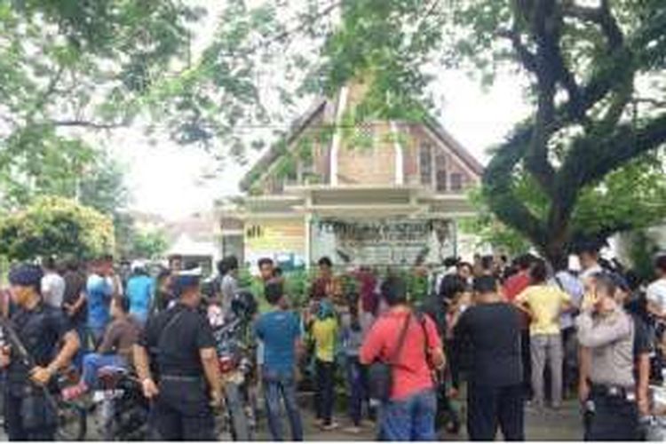 Suasana di Gereja Santo Yosep Jalan Dr Mansyur pascapercobaan bom bunuh diri, Minggu (28/8/2016). 