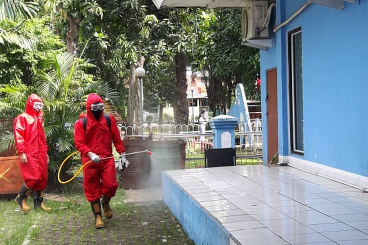 Suku Dinas Penanggulangan Kebakaran dan Penyelamatan (Gulkamart) atau petugas Damkar Jakarta Barat melakukan inisatif atau jemput bola dalam penyemprotan cairan disinfektan ke sejumlah fasilitas umum, Senin (8/6/2020).