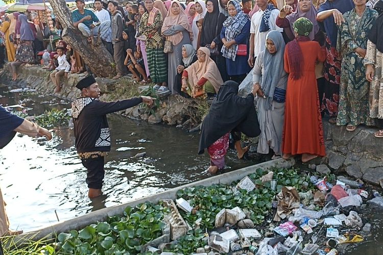 Pengantar calon jemaah haji asal Lombok turun ke got di Asrama Haji NTB untuk mengucapkan selamat kepada kerabat yang akan berangkat haji, Selasa (6/6/2023)