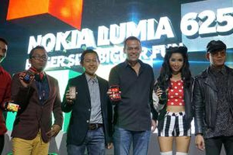 Presiden Direktur Nokai Indonesia William Hamilton-Whyte (ketiga dari kanan) dalam acara peluncuran Nokia Lumia 625 di Jakarta, Selasa (2/10/2013)