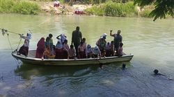 Saat 40 Murid SD Aceh Utara Menaiki Boat Seberangi Sungai ke Sekolah