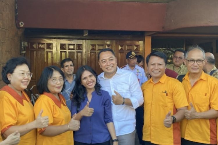 Wali Kota Surabaya, Eri Cahyadi (tengah), bersama pengurus sekolah Petra, Senin (5/8/2024).