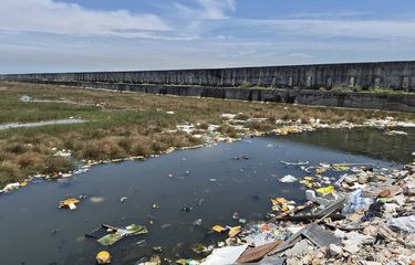 Genangan air laut imbas bocornya tanggul laut Muara Baru, Penjaringan, Jakarta Utara, Jumat (5/12/2025).
