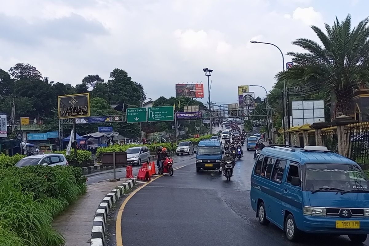 Situasi arus kendaraan saat penerapan one way arah Jakarta di sepanjang jalur Puncak Bogor, Jawa Barat, Kamis (5/5/2022) sore.