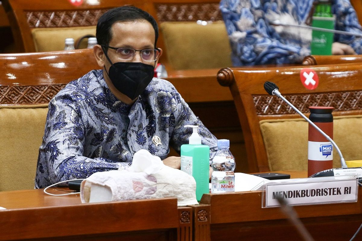 Mendikbud Ristek Nadiem Makarim mengikuti rapat kerja dengan Komisi X DPR di Kompleks Parlemen, Senayan, Jakarta, Rabu (1/12/2021). Rapat tersebut membahas tentang realisasi APBN 2021. ANTARA FOTO/Rivan Awal Lingga/wsj.