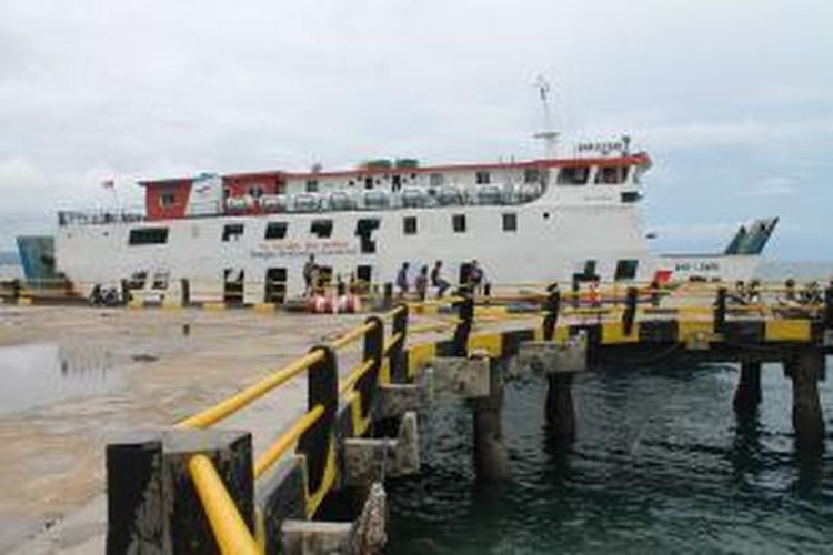 KMP Ile Ape milik PT Angkutan Sungai Danau dan Penyeberangan (ASDP) Fery Cabang Kupang, Nusa Tenggara Timur (NTT) menjadi satu-satunya Ferry yang sandar di dermaga pelabuhan Bolok Kupang, sementara lima Ferry lainnya lego jangkar di Pulau Semau, Jumat (2/1/2015)