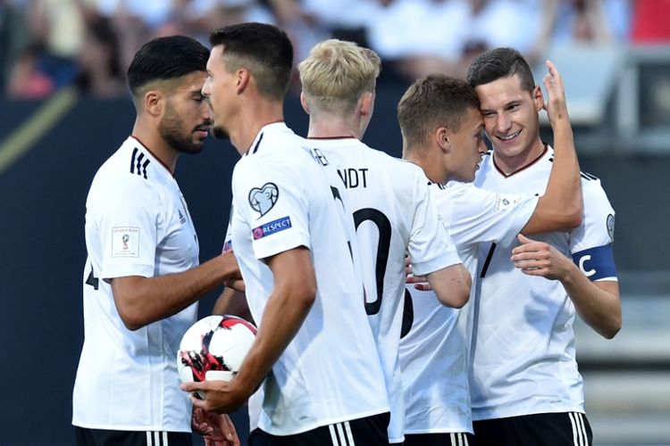 Para pemain Jerman merayakan gol Julian Draxler ke gawang San Marino pada partai Kualifikasi Piala Dunia 2018 zona Eropa Grup C  di Stadion Noernberg, Sabtu (10/6/2017).