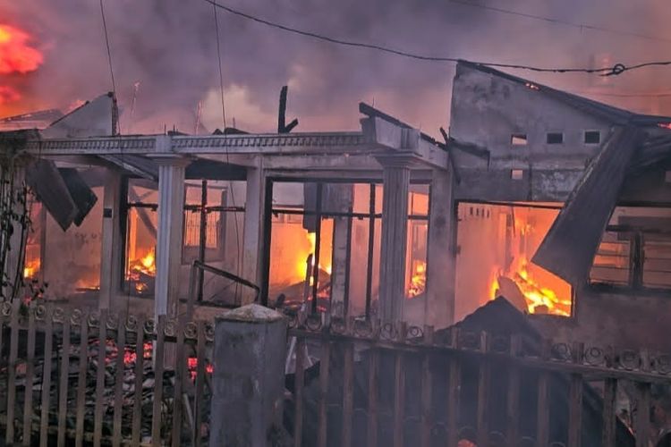 Tujuh Rumah Terdampak Kebakaran di Sario Manado, Lokasi Dipasang Garis Polisi
