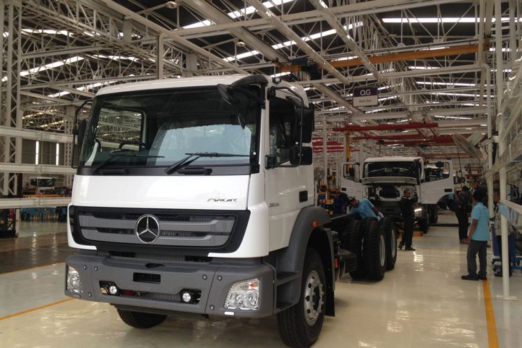 Perakitan lokal Mercedes Benz Axor 2528C di Wanaherang, Bogor.