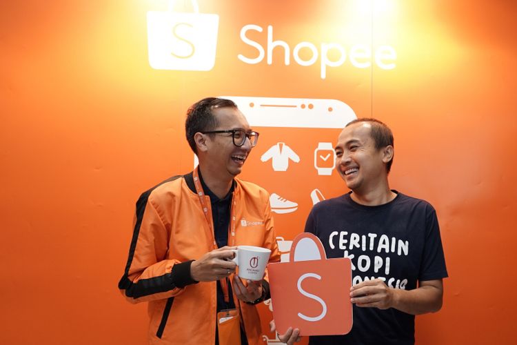 Rezki Yanuar, Country Brand Manager Shopee dan Abdul Azis, Operational Manager Anomali Coffee, berfoto bersama, saat acara konfrensi pers Shopee X Anomali Coffee di Gerai Anomali Coffee Menteng, Jakarta Jumat (27/7/2018).