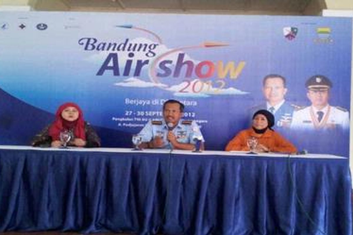 Jumpa pers Bandung Airshow 2012. Komandan Pangkalan Udara Husein Sastranegara, Kolonel Pnb Umar Sugeng (tengah), memberikan pernyataan dalam konferensi pers mengenai rencana penyelenggaraan Bandung Airshow.