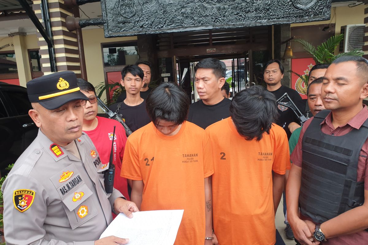 Muhammad Fahri Aldi (18) dan Ahmad Suwandi (19) dihadirkan saat polisi menggelar konferensi pers di Polsek Tembung pada Selasa (23/9/2025). 