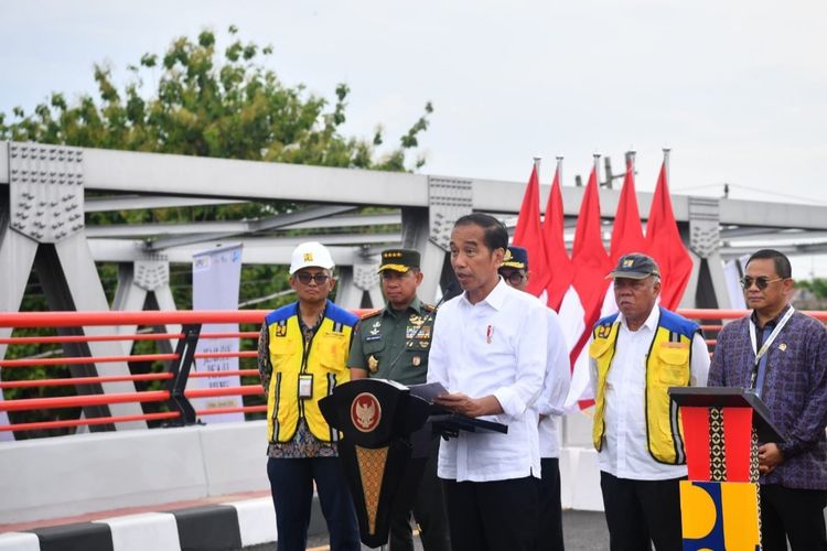 Presiden Joko Widodo saat memberikan sambutan pada peresmian Jembatan Pemali di Kabupaten Brebes, Jawa Tengah, Rabu (3/1/2024). Lima jembatan lain yang ada di sejumlah daerah juga turut diresmikan dalam kesempatan tersebut.