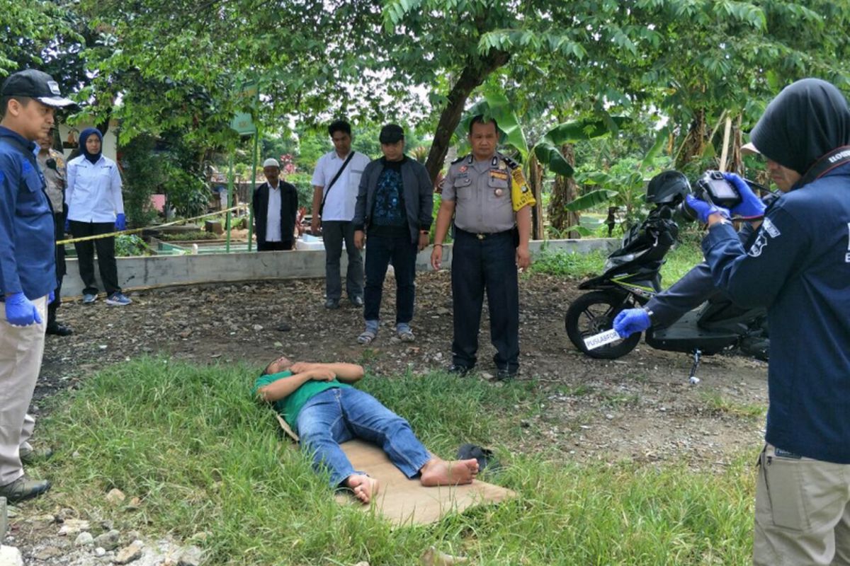 Polisi lakukan olah TKP lanjutan terkait kematian Bripka Matheus di TPU Mutiara Pancoran Mas, Depok, Kamis (3/1/2019).