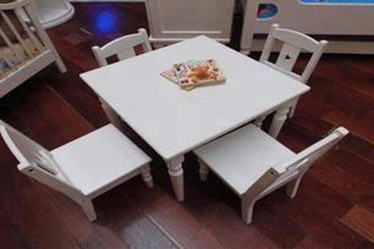Memakai aspek ergonomis, meja kursi mungil ini cocok untuk anak usia 2 - 5 tahun.