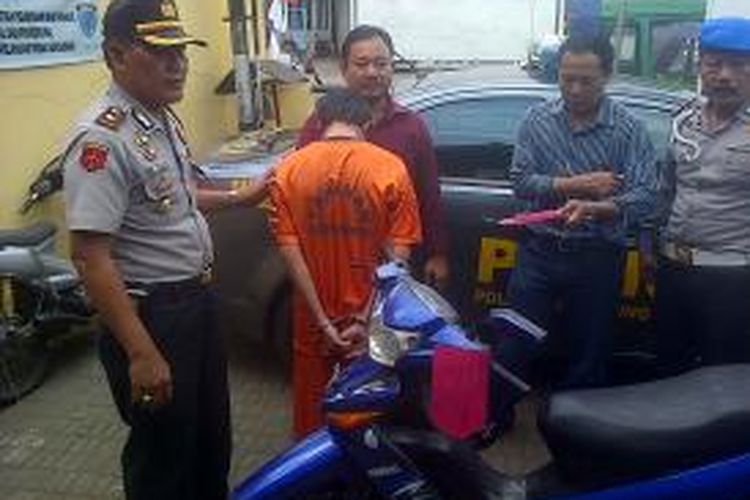 Sonny (21), seorang pemuda asli Garut Jawa Barat dibekuk jajaran Polsekta Cibeunying Kidul lantaran mencuri 12 sepeda motor selama bulan Ramadhan. Tersangka selalu beroperasi saat waktu ngabuburit.