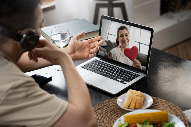 Ilustrasi pasangan sedang memberikan afirmasi positif via video call.