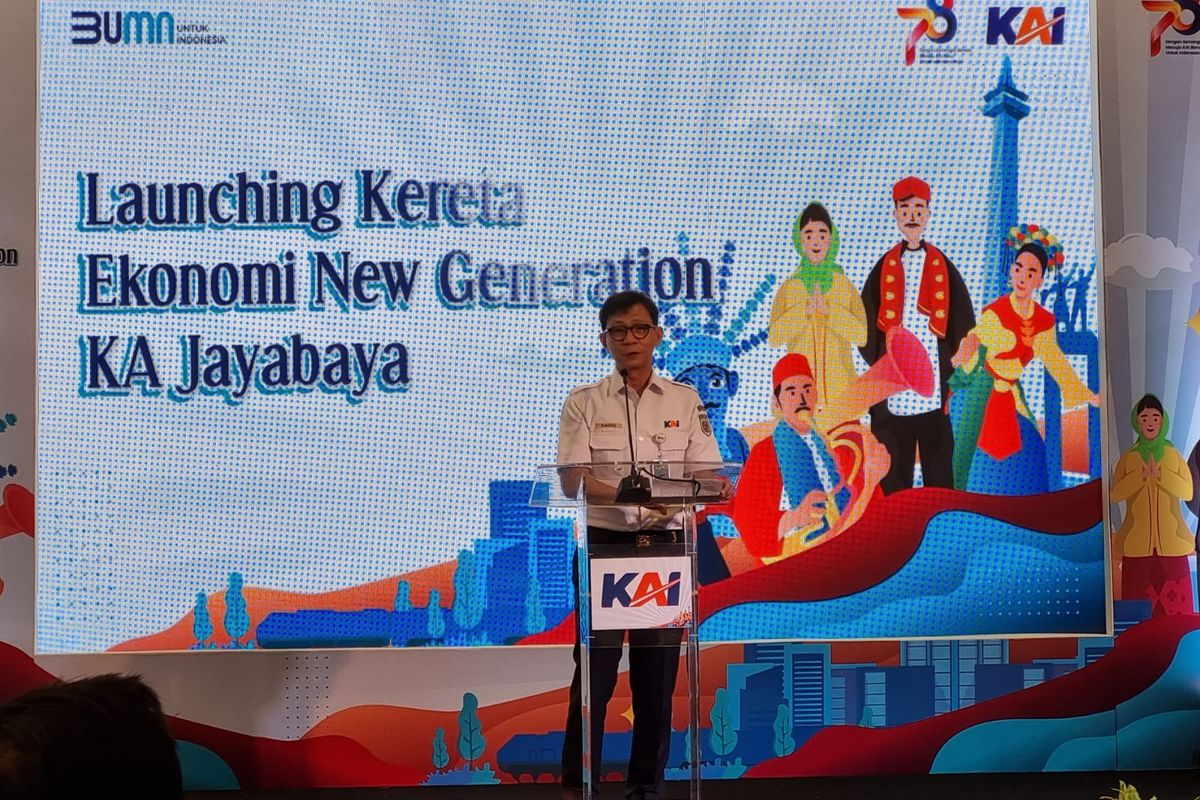 Direktur Niaga PT KAI Hadis Surya Palapa saat meluncurkan kereta ekonomi new generation di Staisun Pasarsenen, Jakarta, Selasa (26/9/2023).