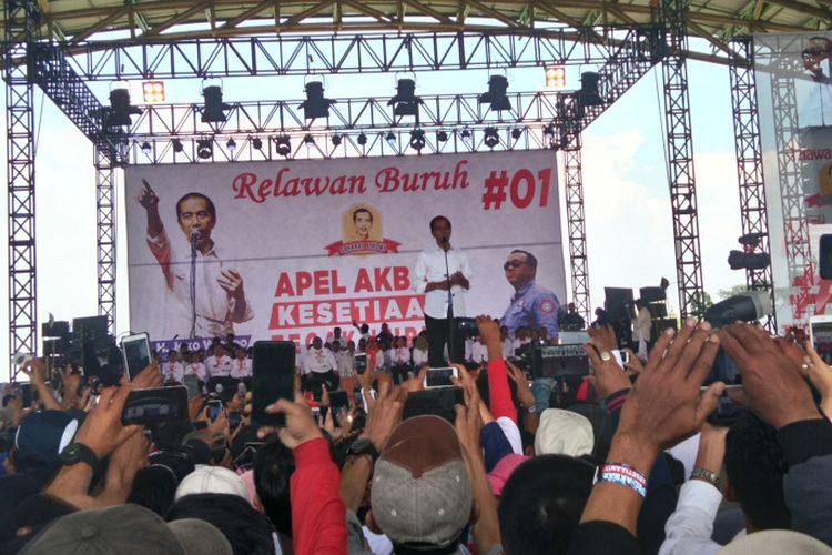 Calon Presiden nomor urut 1 Joko Widodo hadir dalam kegiatan Apel Akbar yang digelar relawan buruh di Dome Sabilulungan, Kabupaten Bandung, Jawa Barat, Selasa (9/4/2019).