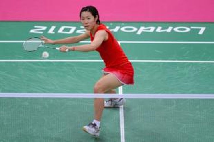 Tunggal putri Jepang, Sayaka Sato, mengembalikan shuttlecock saat bertanding melawan tunggal Inggris, Susan Egelstaff, pada babak kedua Olimpiade 2012 di London.