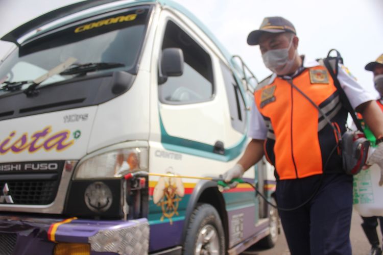 Petugas Dishub Kabupaten Cianjur, Jawa Barat, menyemprot bodi kendaraan angkutan umum di Terminal Pasirhayam, Cianjur, Rabu (18/3/2020). Sterilisasi armada dilakukan sebagai bagian dari upaya pencegahan penyebaran wabah virus Corona atau Covid-19