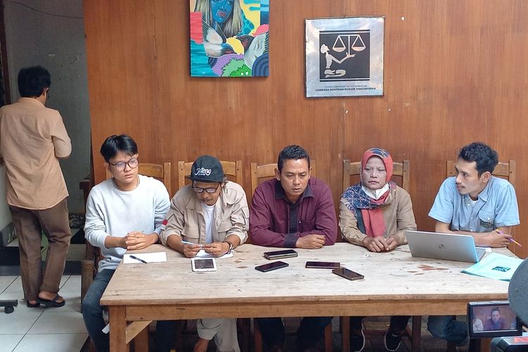 sejumlah pedagang saat konferensi pers di kantor LBH Yogyakarta keluhkan tak bisa berdagang di area dalam Candi, Rabu (15/6/2022)