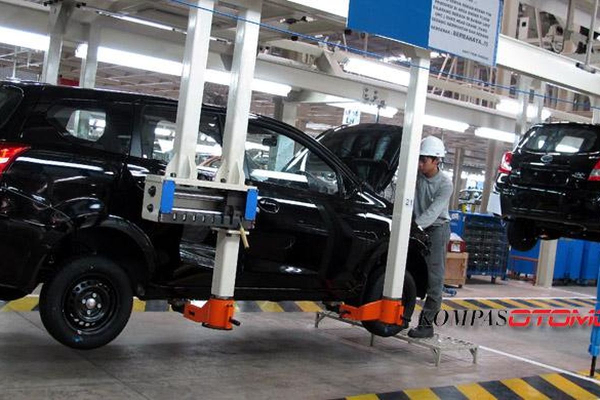 Produksi Datsun Go  Panca di pabrik Nissan Purwakarta. Datsun akan sangat agresif di Indonesia.