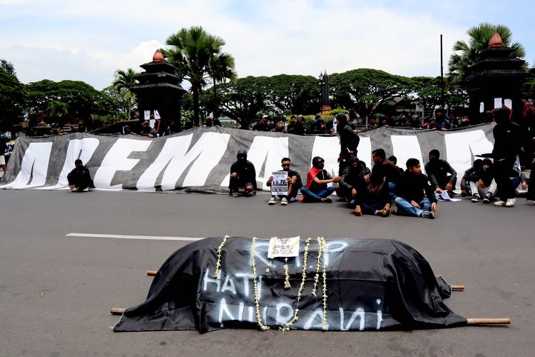 Property keranda di aksi damai ratusan suporter Arema FC, Aremania menuntut penegakan hukum yang adil terkait Tragedi Kanjuruhan yang menelan 133 korban meninggal di Kota Malang, Kamis (20/10/2022) pagi.