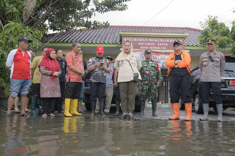 Wali Kota Semarang Hevearita Gunaryanti Rahayu terus melakukan koordinasi dan komunikasi intens dengan berbagai pihak dalam upaya penanganan banjir.