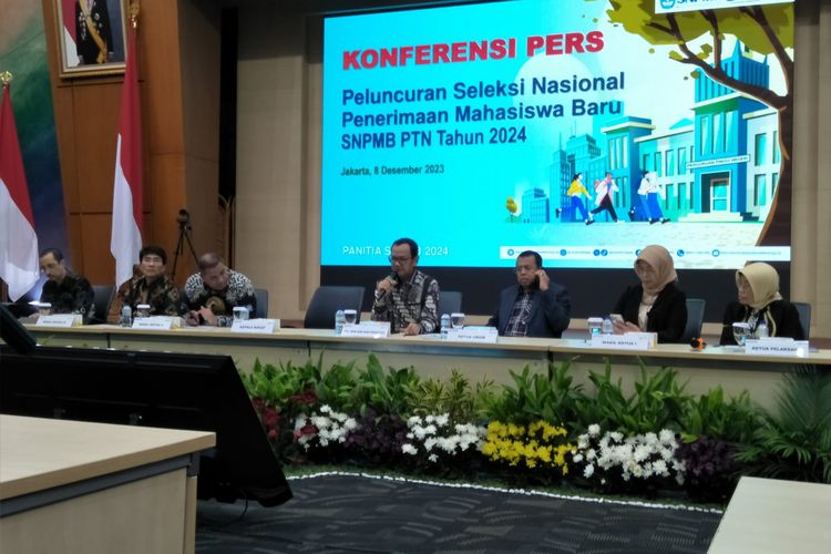 Konferensi Pers Seleksi Nasional Penerimaan Mahasiswa Baru (SNPMB) di Kantor Kemendikbud Ristek, Jakarta Selatan, Jumat (8/12/2023)